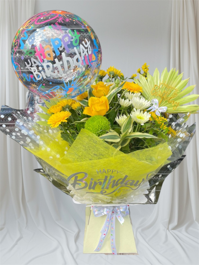 Happy Birthday Yellow Watered Handtied - The perfect handtied to wish that special someone a Happy Birthday. !!

This watered handtied comes as mixed yellow shade of flower wrapped in Happy Birthday cellophane with a Happy Birthday Balloon and Pick.