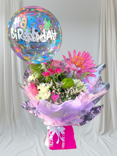 Happy Birthday Pink Watered Handtied - The perfect handtied to wish that special someone a Happy Birthday. !!

This watered handtied comes as mixed pink shade of flower wrapped in Happy Birthday cellophane with a Happy Birthday Balloon and Pick.